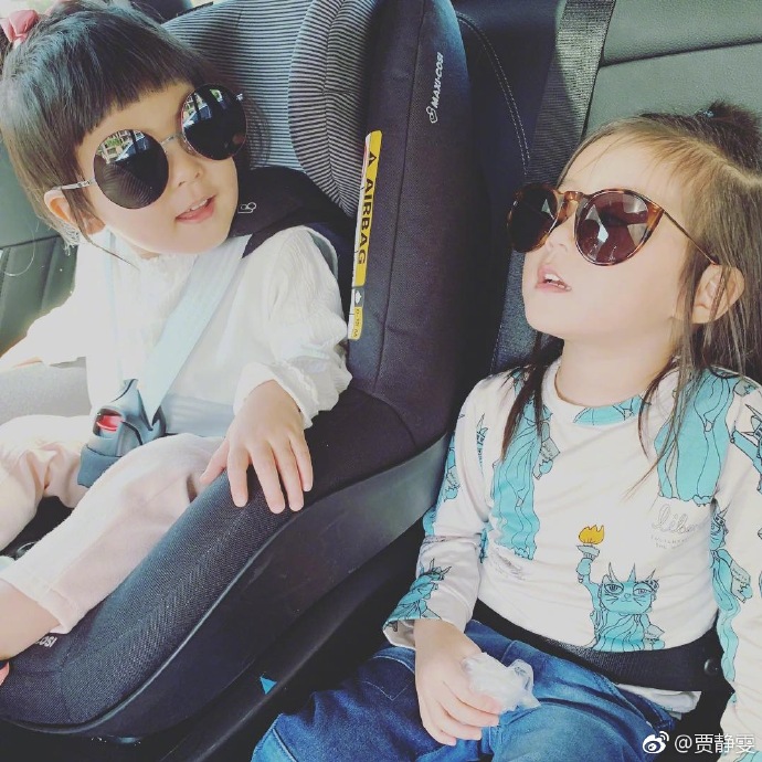 10月21日,贾静雯晒出一组与两个女儿过周末的照片,3岁的咘咘太会凹