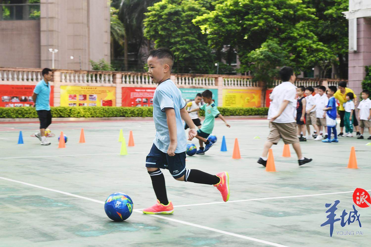 资料图:广州小学生在进行足球运动.羊城晚报全媒体记者 林桂炎 摄