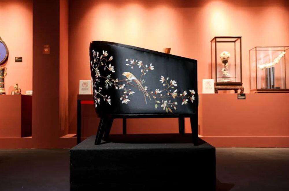 参展作品《芳情雀艳刺绣沙发》