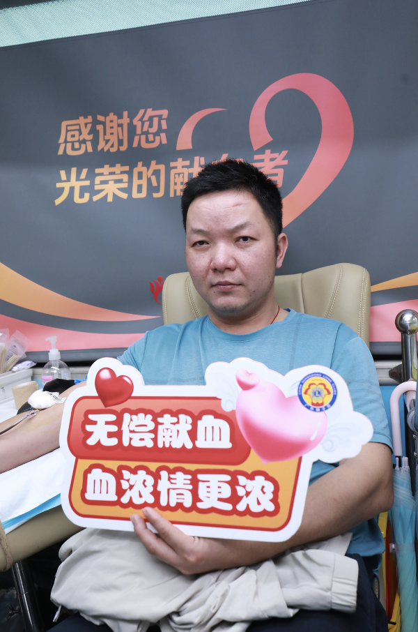 爱心人士现场献血 爱心人士现场献血