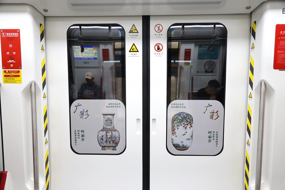 车厢内展示了荔湾非遗大师的“三雕一彩一绣”等非遗作品 车厢内展示了荔湾非遗大师的“三雕一彩一绣”等非遗作品