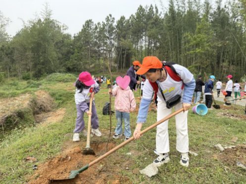 “‘童’植一片绿”亲子植树
