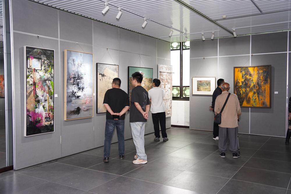展览吸引市民前来观看 展览吸引市民前来观看