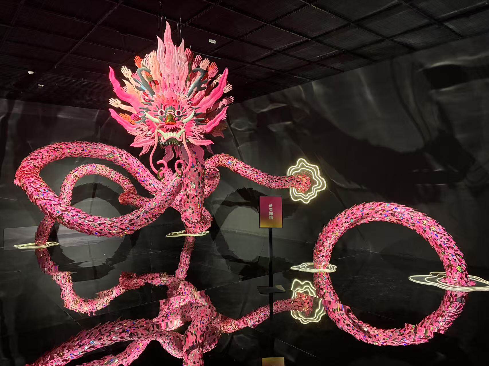 陈粉丸剪纸作品《不息》 羊城晚报记者朱绍杰 摄 陈粉丸剪纸作品《不息》 羊城晚报记者朱绍杰 摄