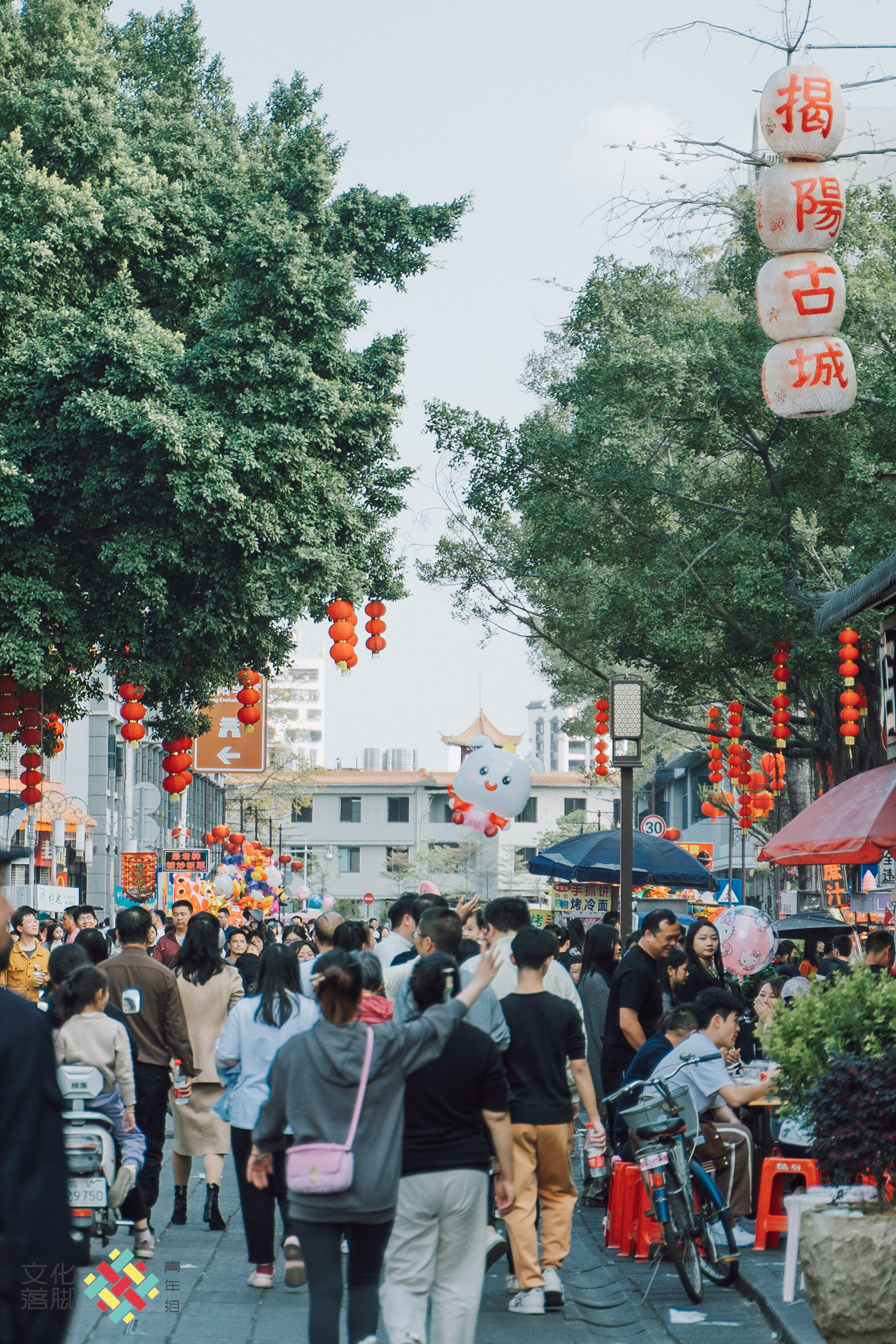 揭阳古城骑楼街区人头攒动 揭阳古城骑楼街区人头攒动