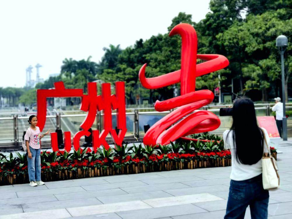 一游客正在为女儿拍照
