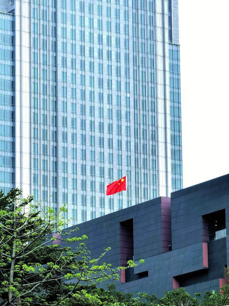 五星红旗在广东省博物馆上方飘扬