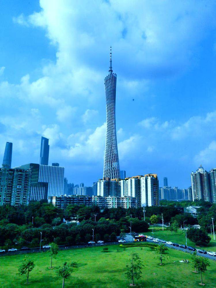 广州塔矗立在新中轴线上