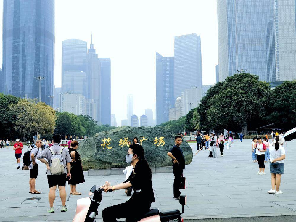 众多游客“打卡”花城广场