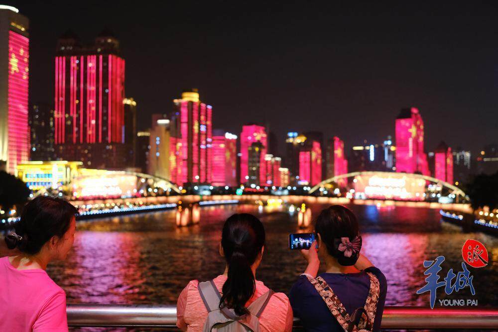 市民游客在珠江边欣赏夜景（陈秋明 摄）