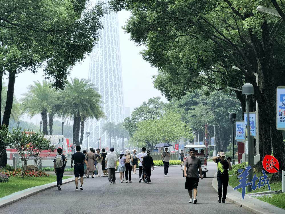 “五一”假期，市民游客到访花城广场（马灿 摄）