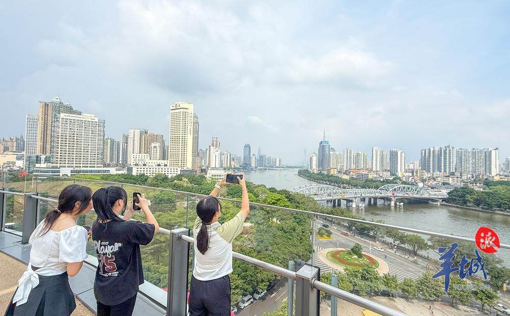 “五一”假期，游客从商场高空露台拍摄海珠广场、海珠桥、珠江景色（梁怿韬 摄）