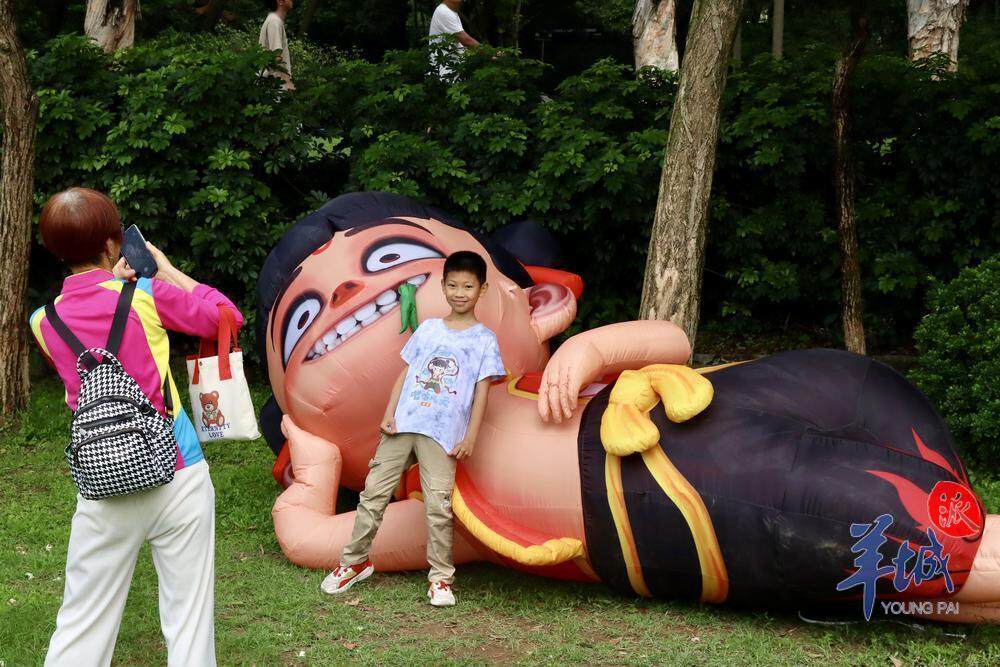 “五一”假期，市民游客在白云山拍照留念（徐振天 摄）