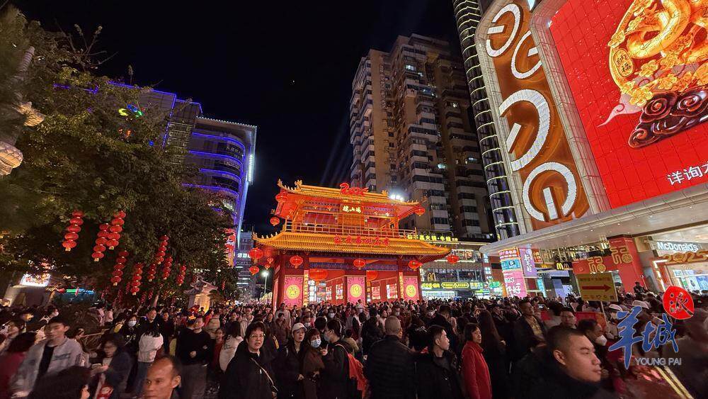 越秀区2025年迎春花市，海山楼作为花市门楼重现（梁怿韬 摄）