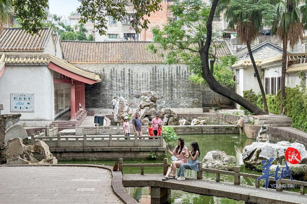 游客“打卡” 药洲遗址（梁怿韬 摄）