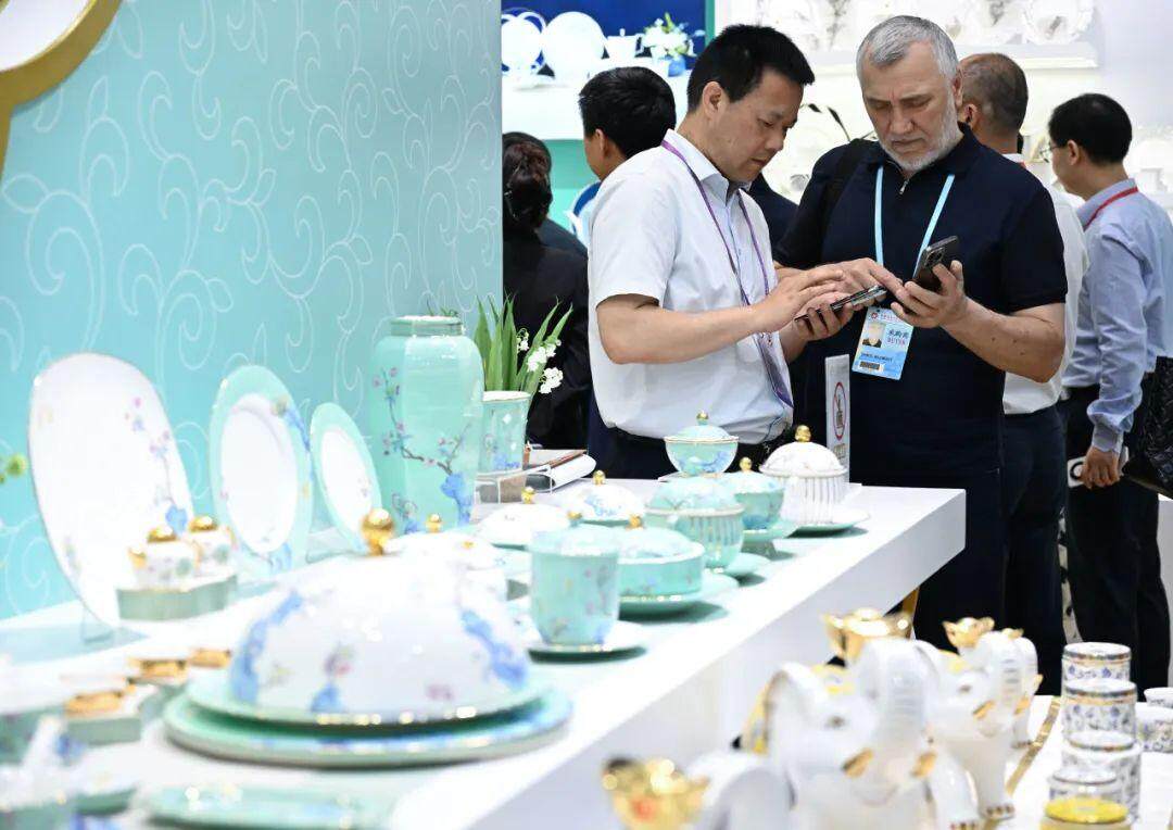  4月23日，在第137届广交会上，境外采购商在瓷器展区洽谈。新华社记者 邓华 摄