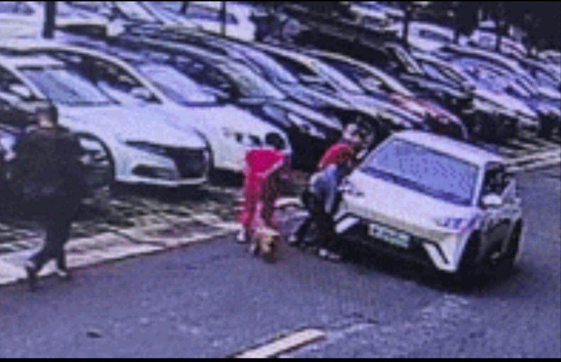 5月5日，湞江區(qū)群眾合力抬車(chē)救人