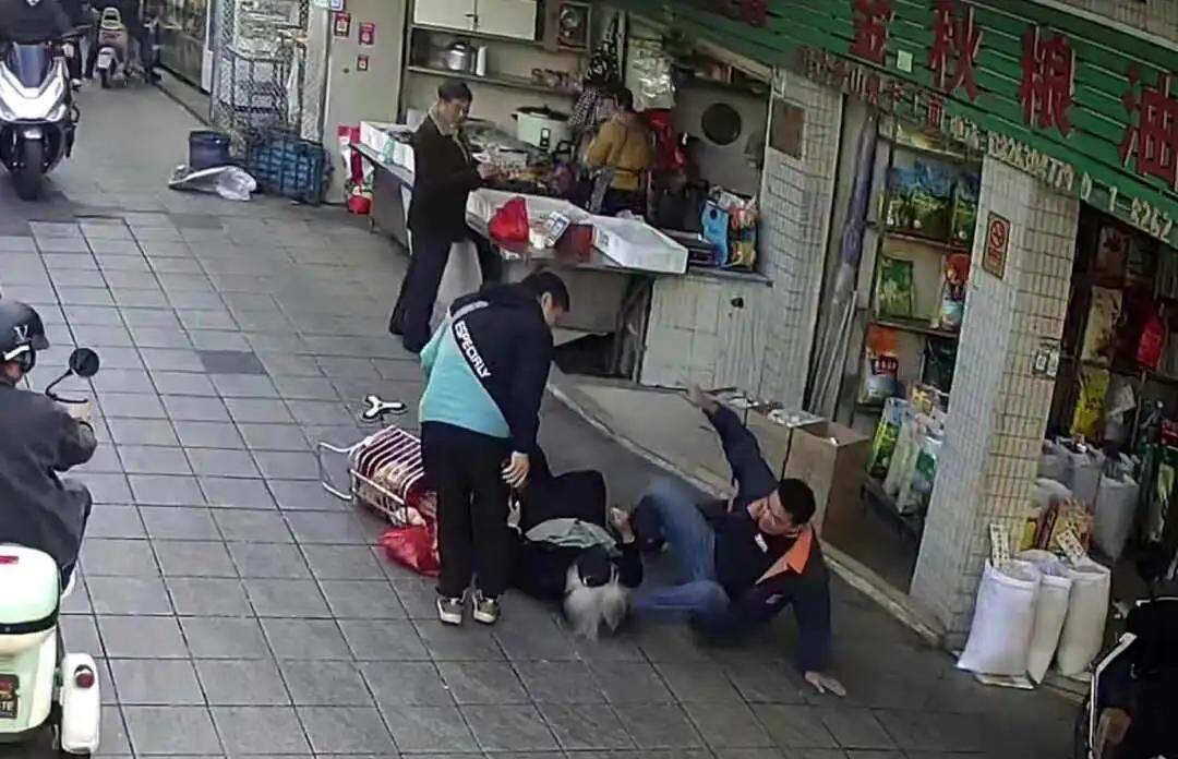 “神腿哥”鄧本展伸腿救下老人