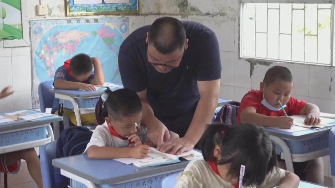 鄉(xiāng)村教師謝帶祥堅(jiān)守山區(qū)33年