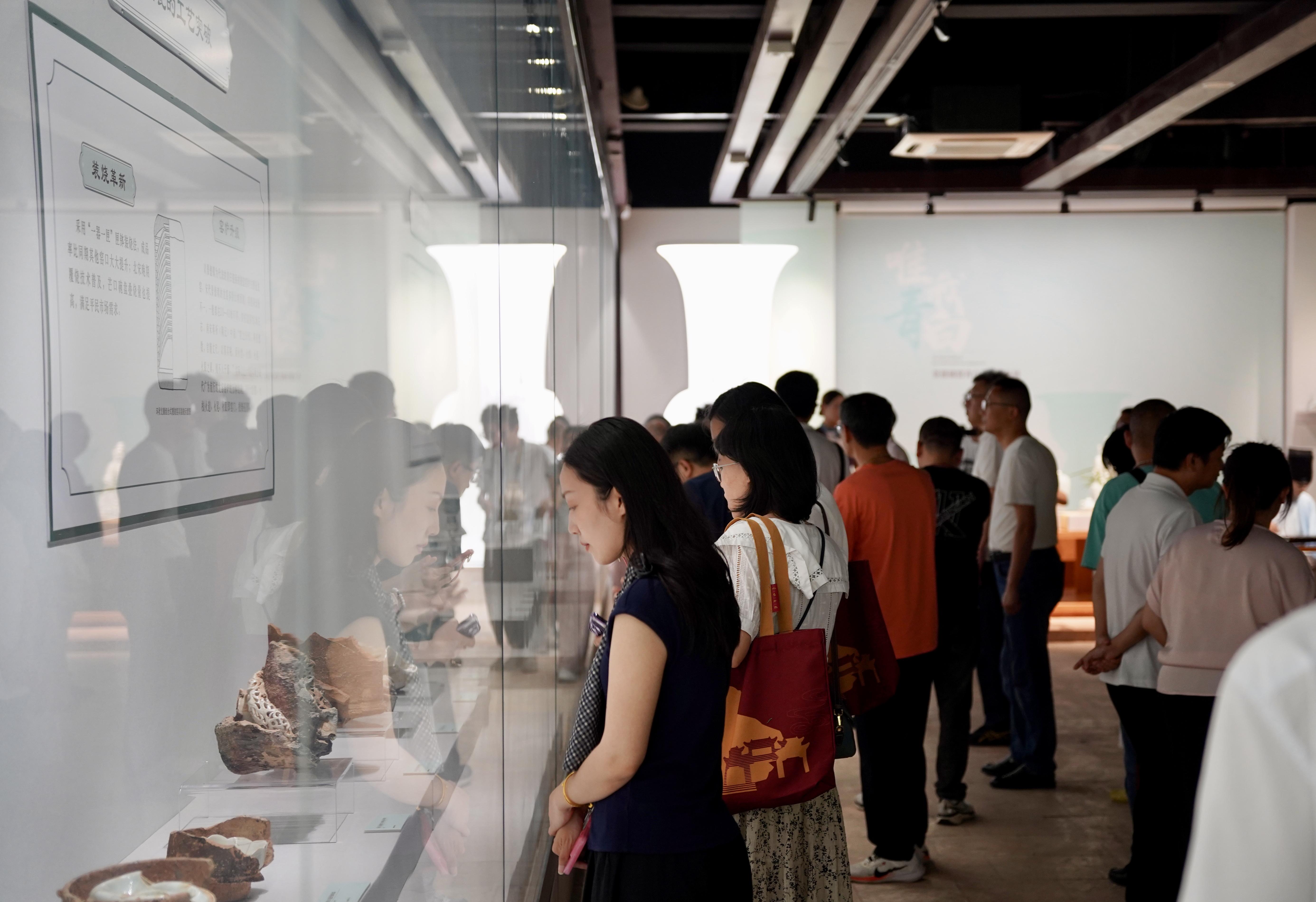 观众认真看展