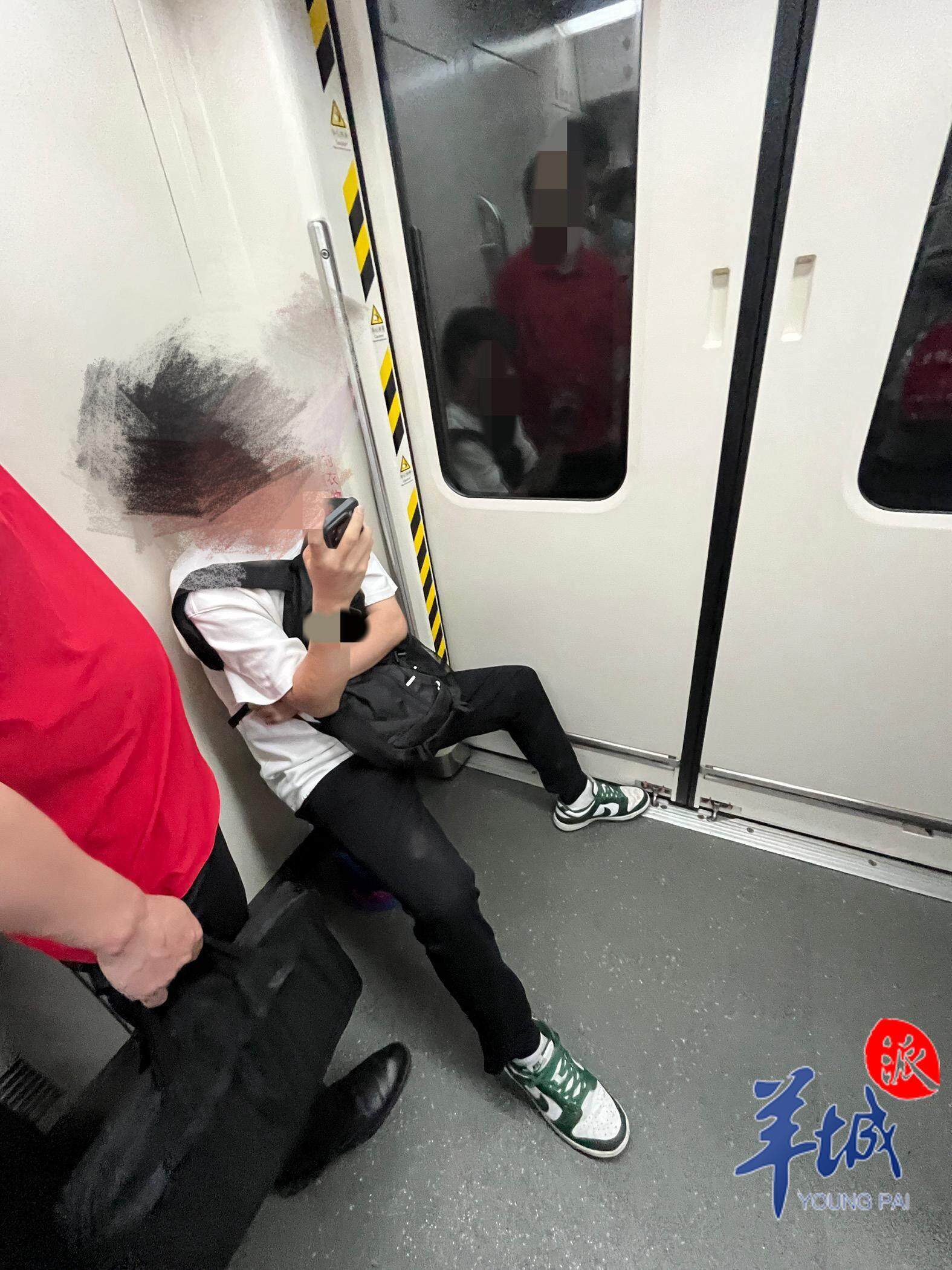  21号线上乘客自带凳子就座