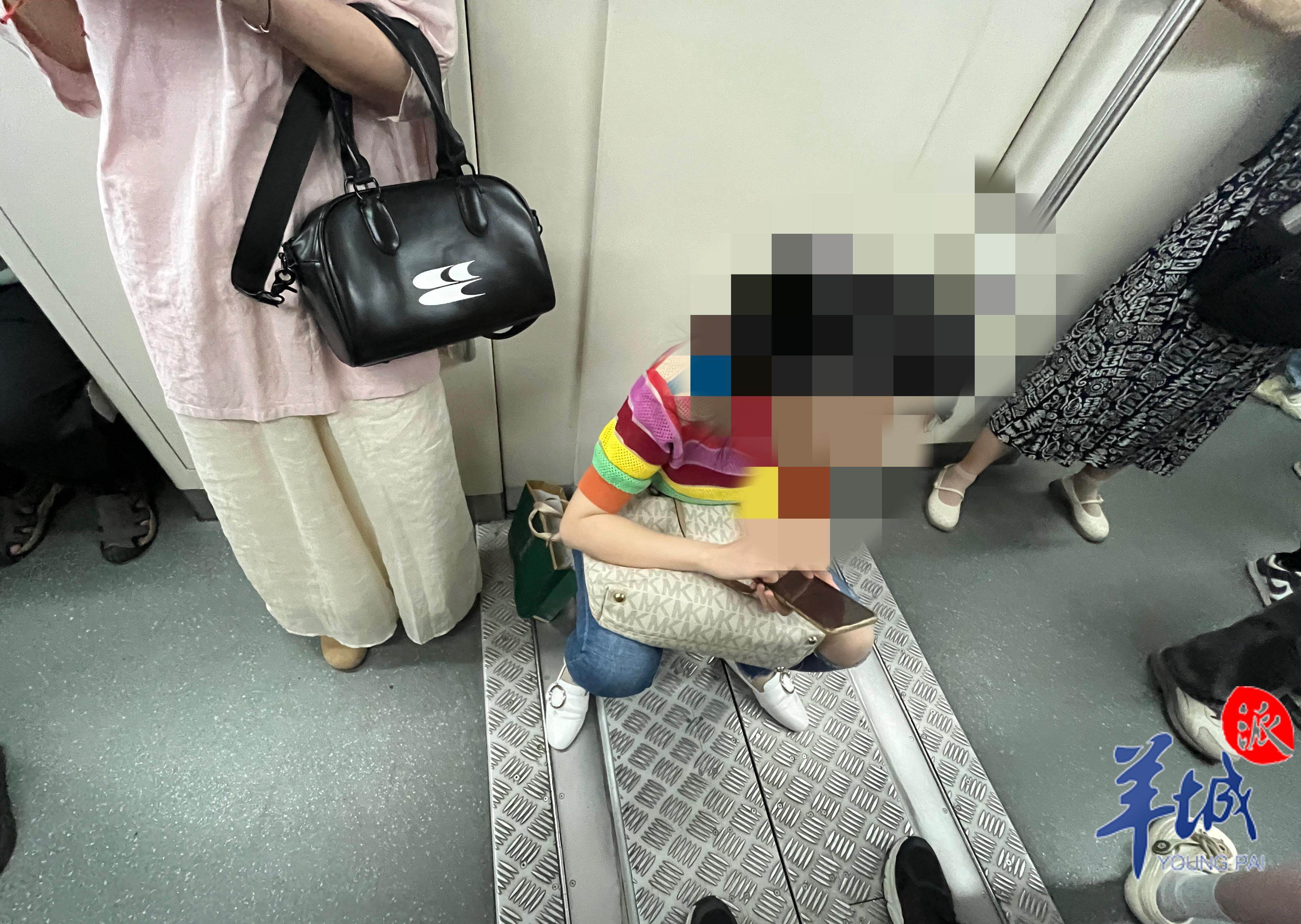 21号线上乘客自带凳子就座