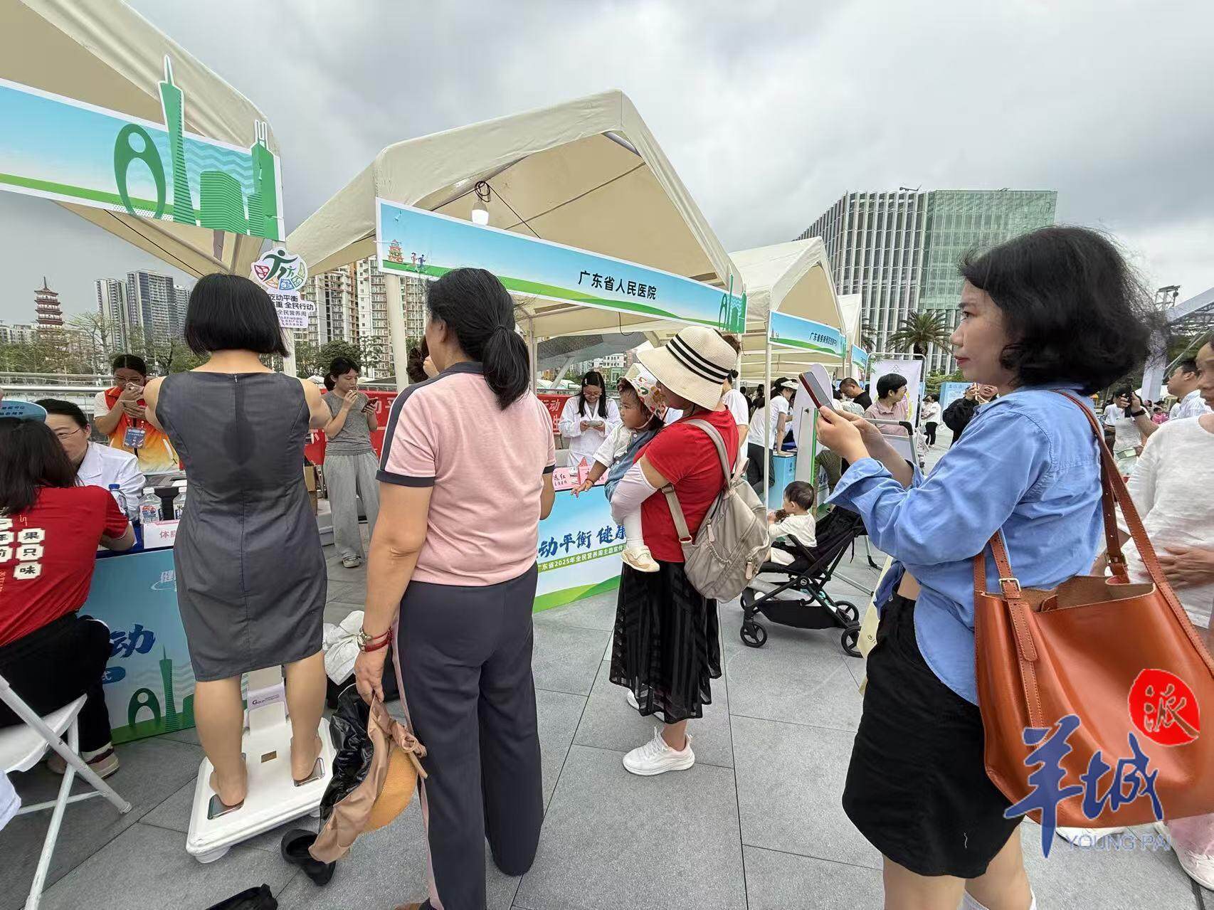 市民在义诊区互动交流。图/羊城晚报记者 张华
