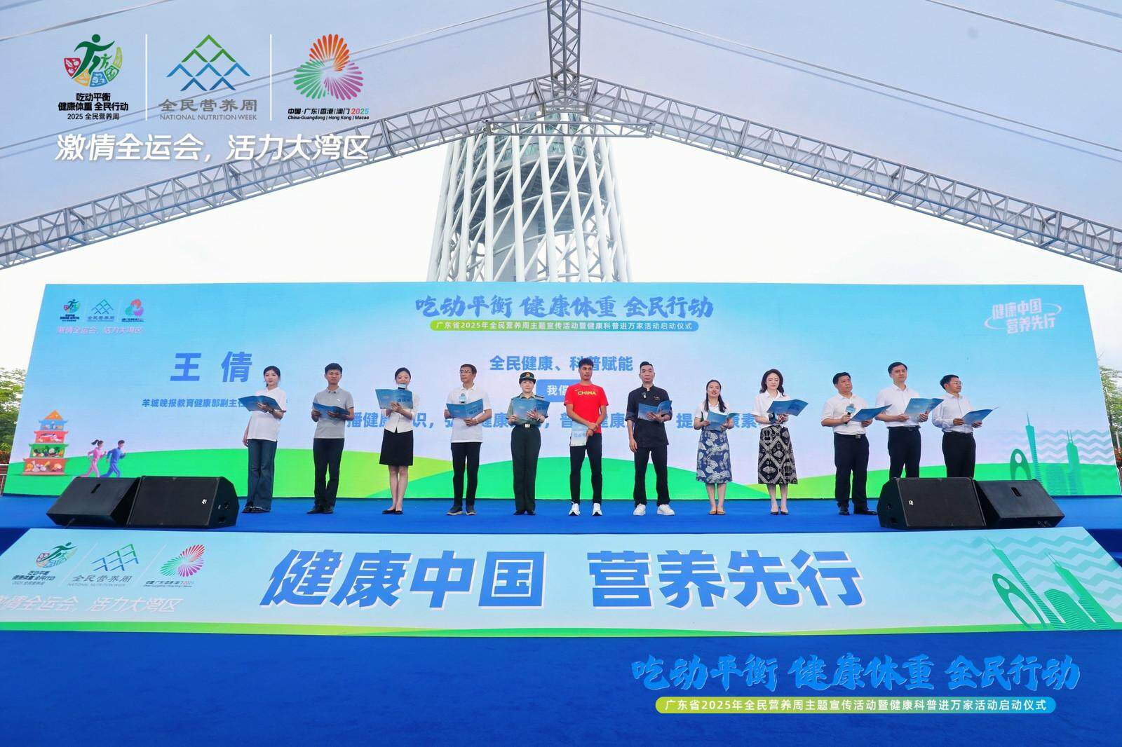 来自各行业的代表一起宣读倡议书。图/主办方供图