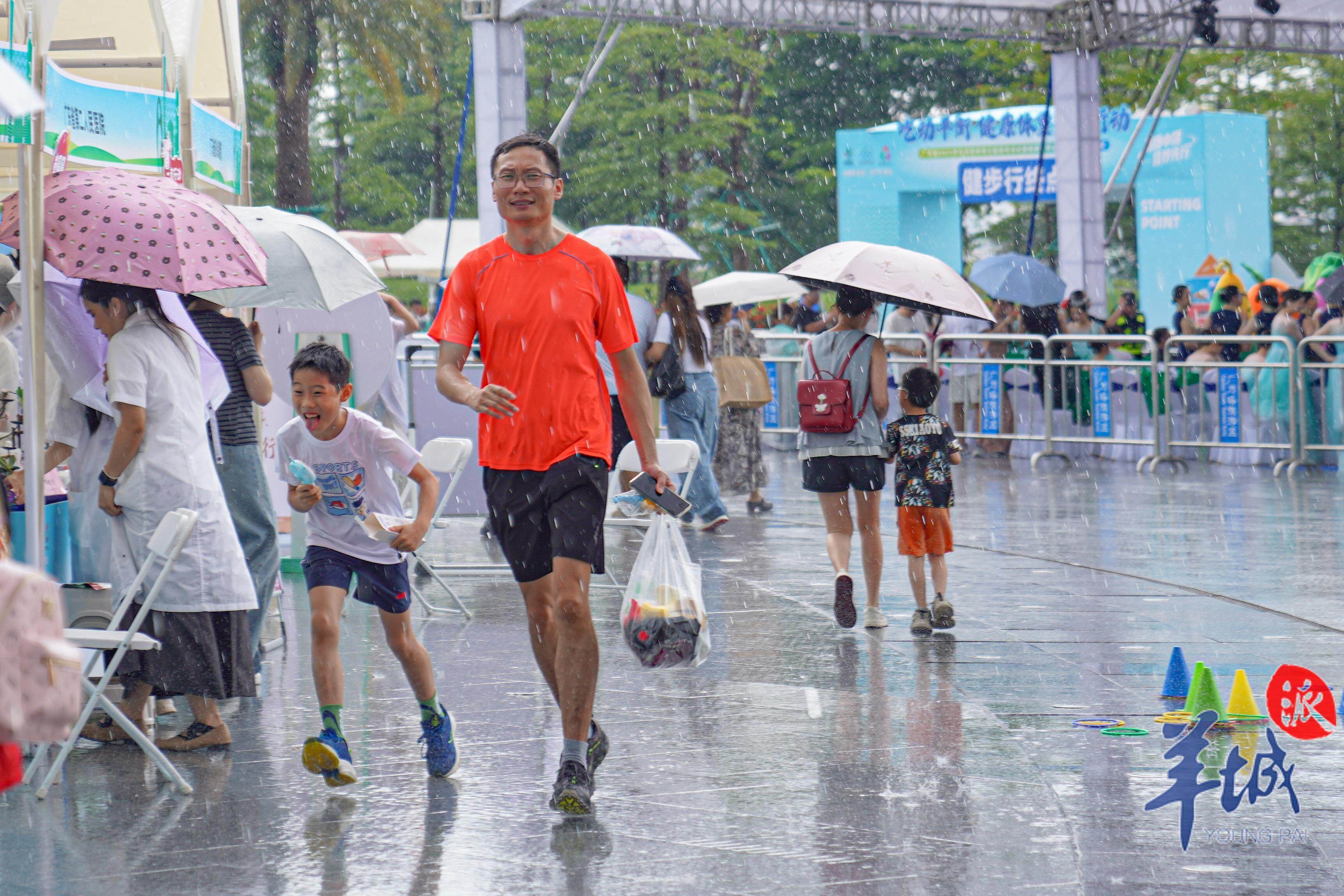 活动期间下起暴雨，也阻挡不了市民参与的热情