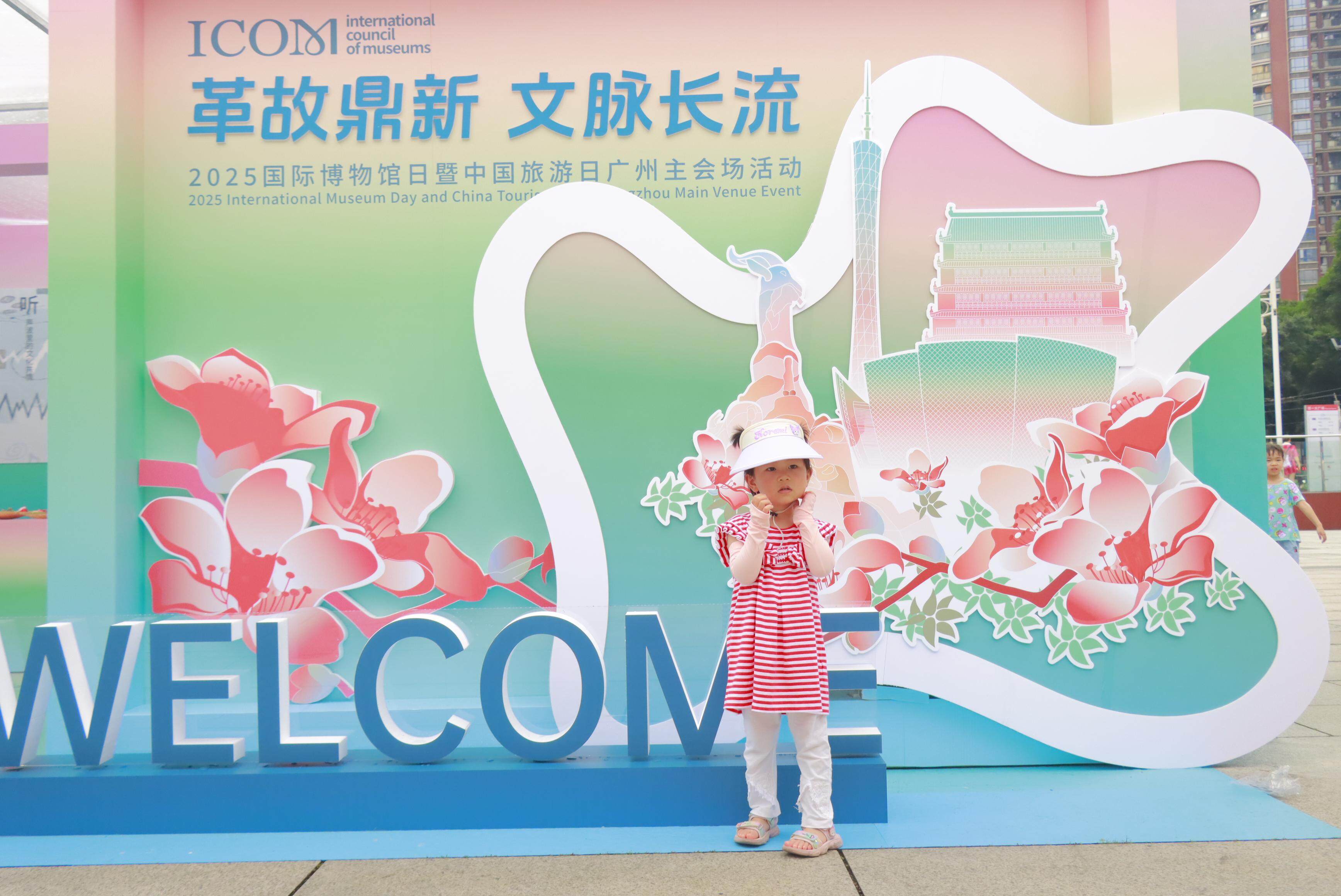  小朋友在活动海报前打卡拍照