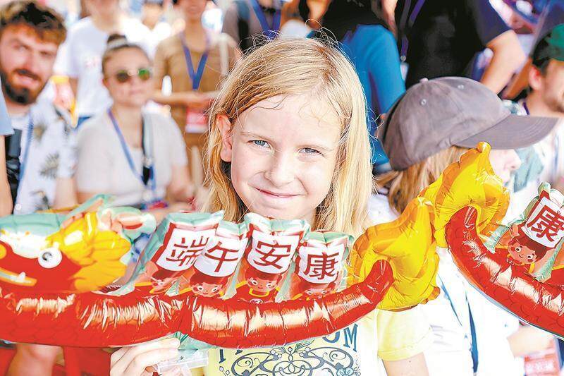  外国友人在广东体验龙舟竞渡迎端午 羊城晚报记者 李旭 摄