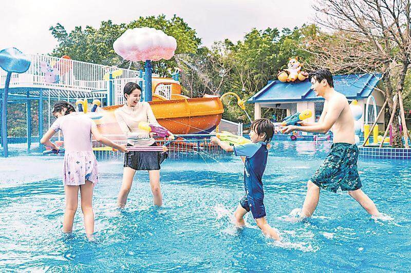  游客在清远森波拉冰川水谷体验亲子游玩乐趣