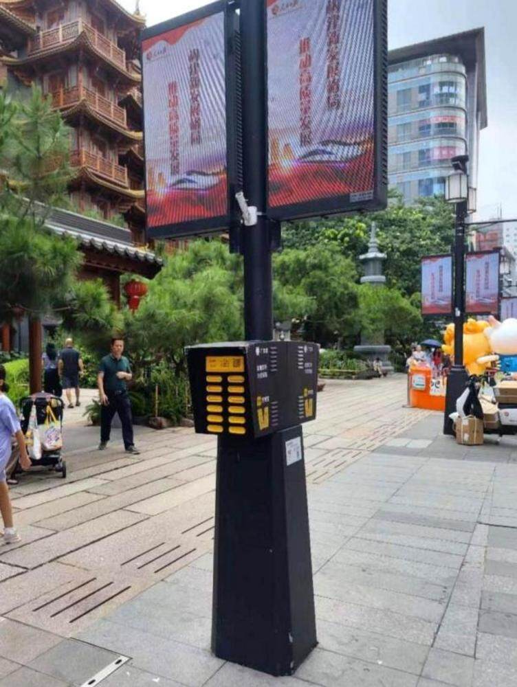 新建智慧综合杆提供共享充电宝功能