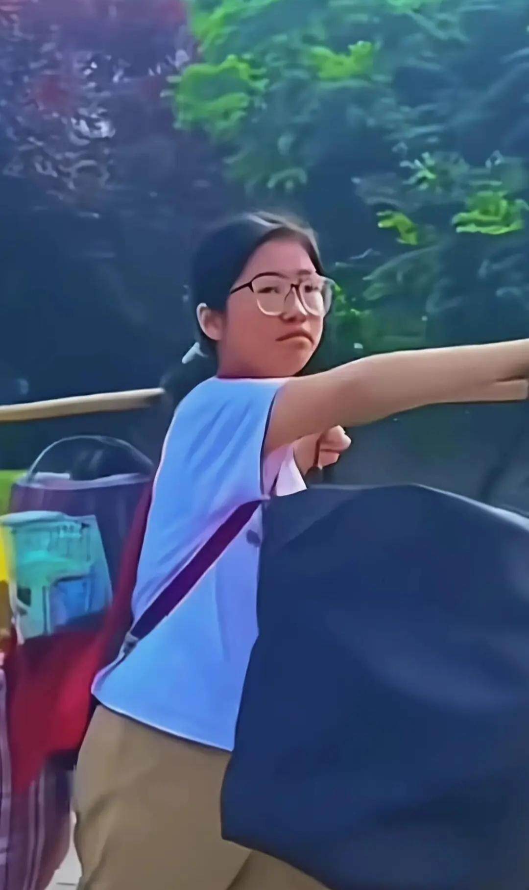 刘燕挑担定格照 刘燕挑担定格照