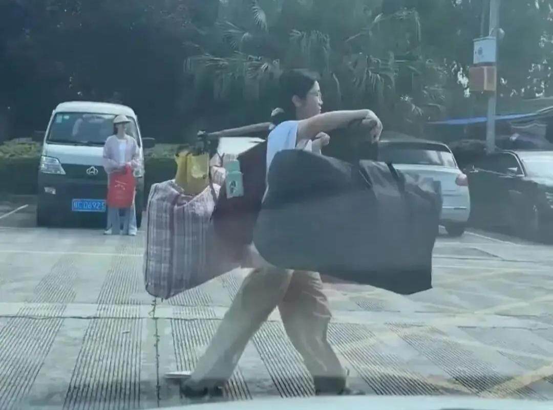 网传高考完后刘燕用木棍挑行李步行回家 网传高考完后刘燕用木棍挑行李步行回家