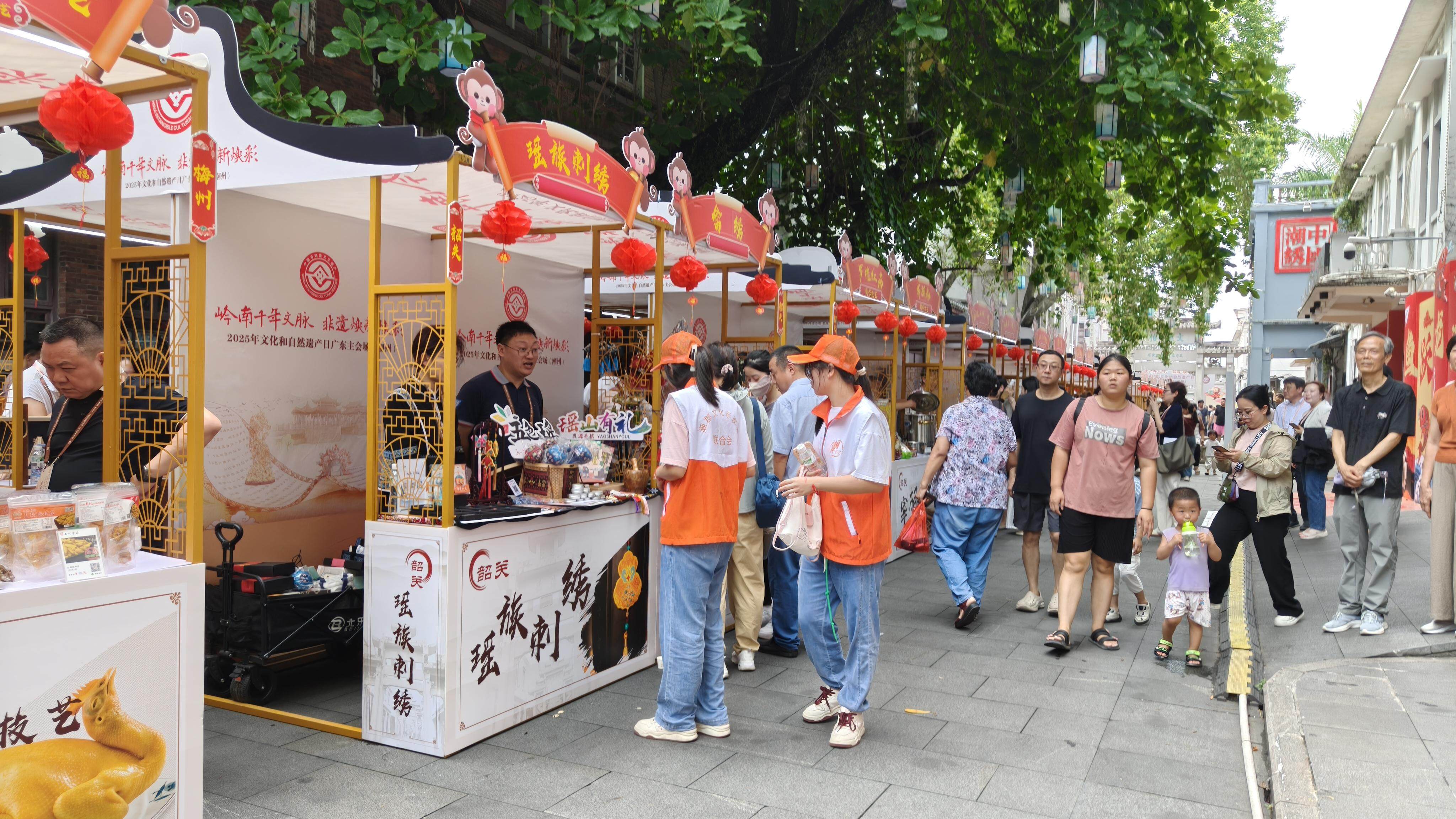 活动现场的非遗市集