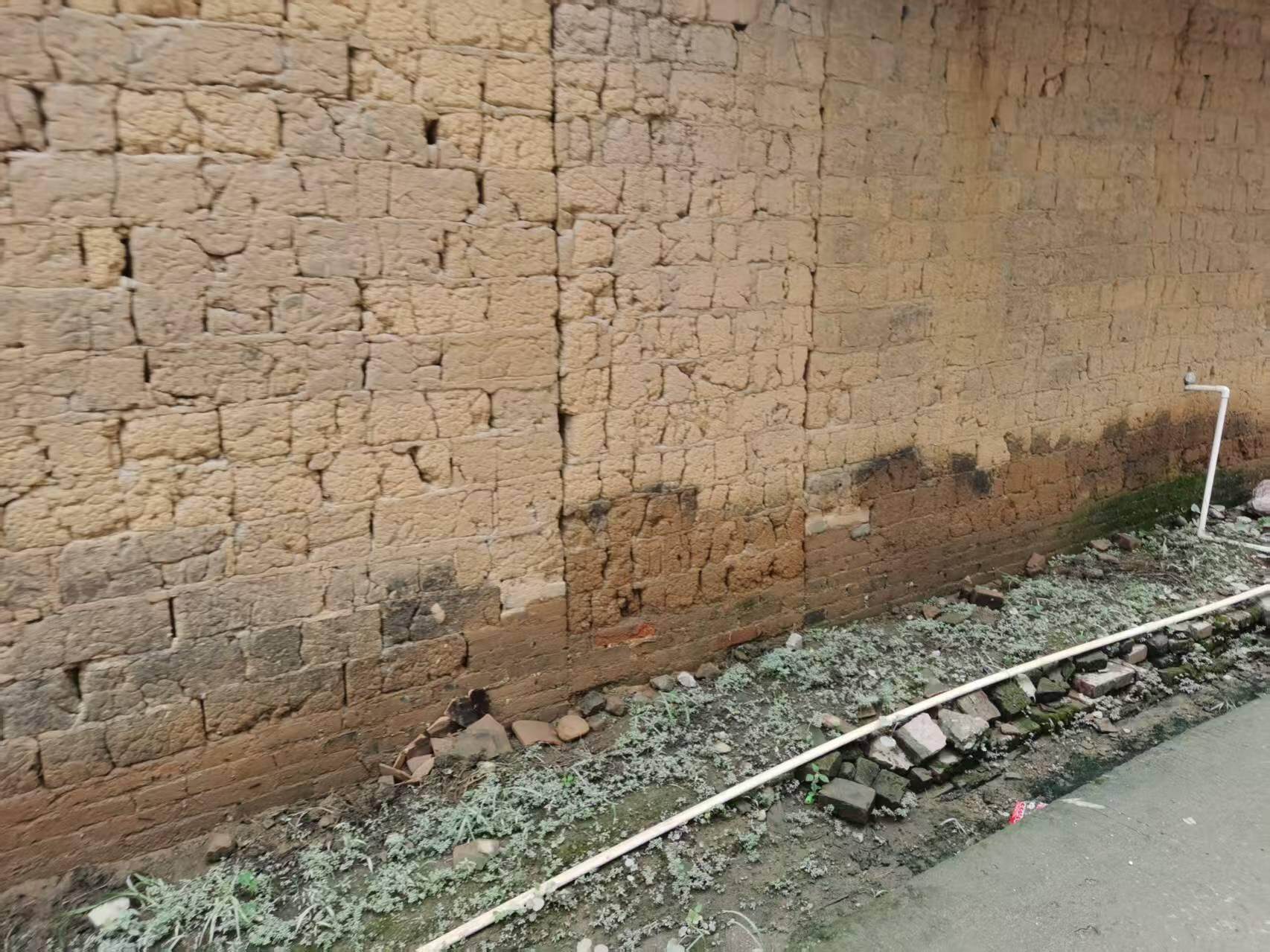 土砖建成的瓦房，底层的砖已经开始有溶解的迹象