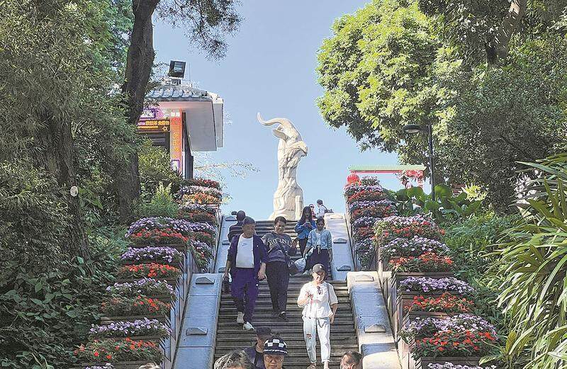 市民游客“打卡”越秀山五羊雕塑 羊城晚报记者 梁怿韬 摄