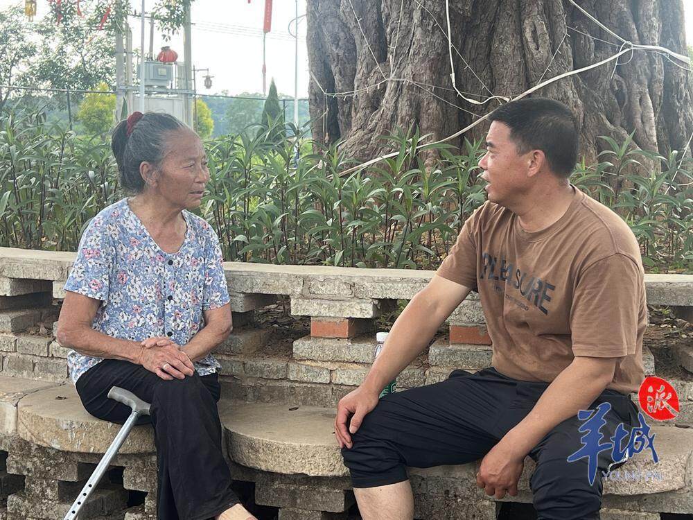 大坪村党总支部书记何海江与村民在树下畅聊 大坪村党总支部书记何海江与村民在树下畅聊