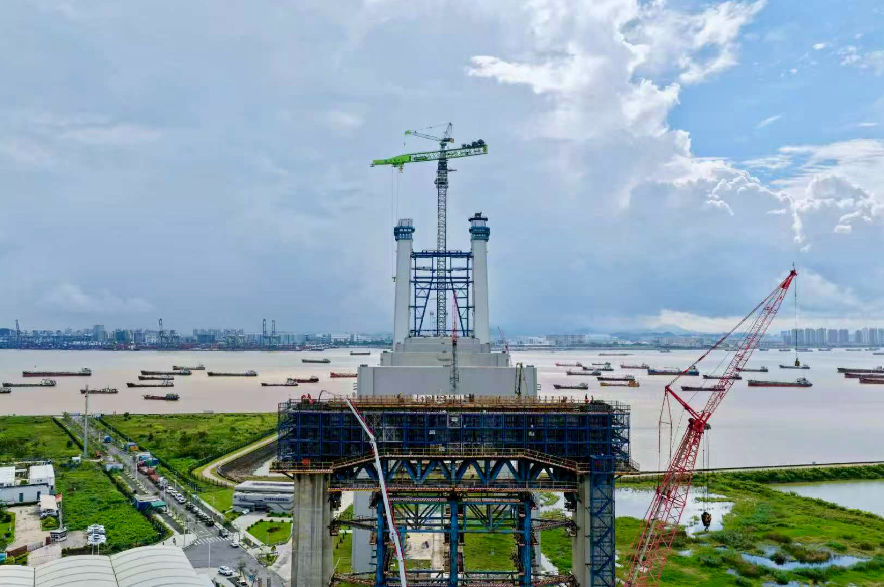 狮子洋大桥西高墩区引桥最后一片盖梁进行浇筑作业 狮子洋大桥西高墩区引桥最后一片盖梁进行浇筑作业