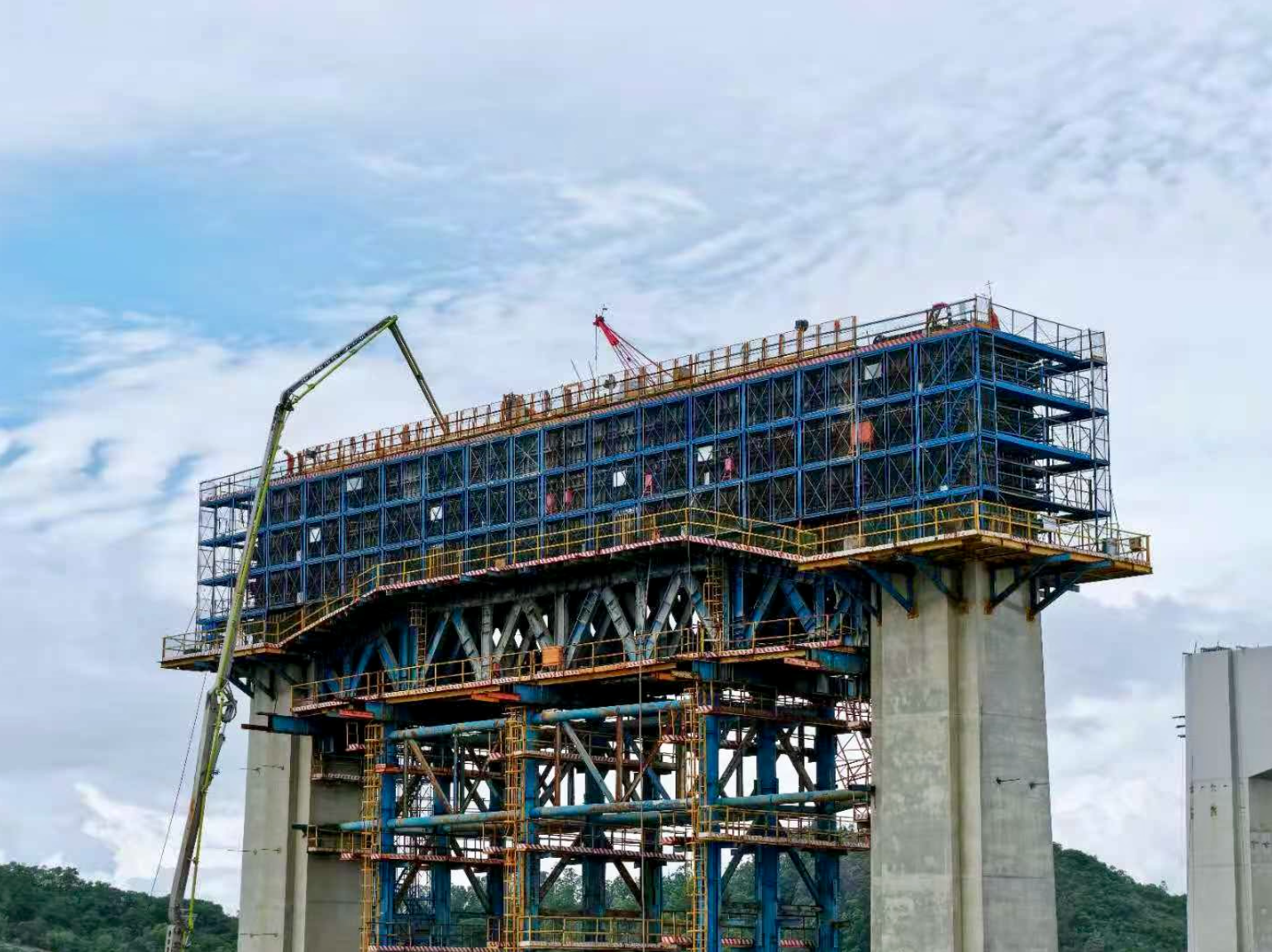 狮子洋大桥西高墩区引桥最后一片盖梁进行浇筑作业 狮子洋大桥西高墩区引桥最后一片盖梁进行浇筑作业