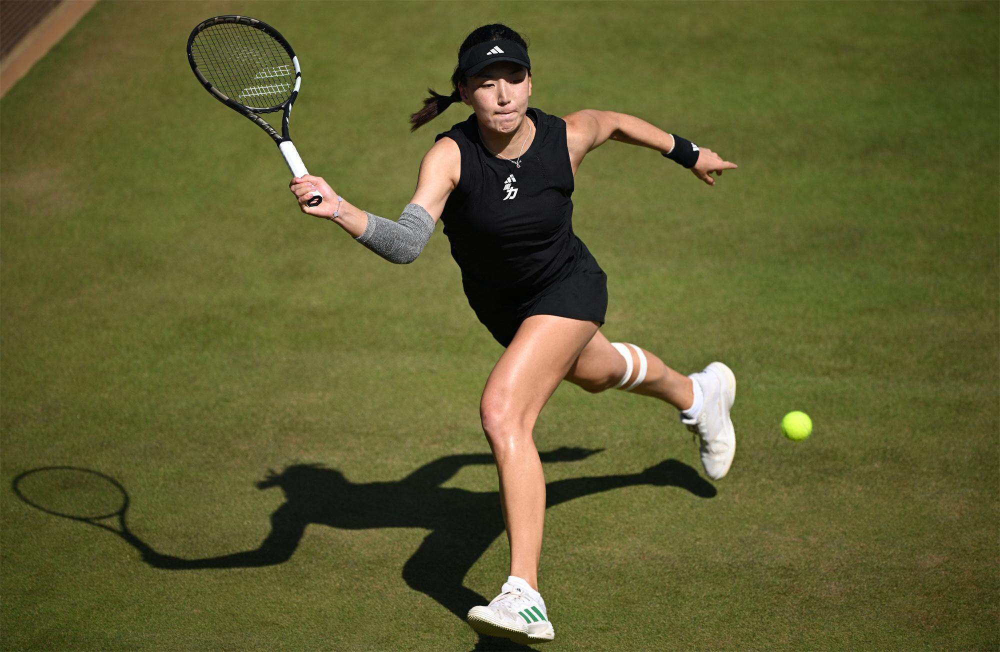  6月21日，在WTA500柏林站半决赛中，中国选手王欣瑜2比0战胜俄罗斯选手萨姆索诺娃，晋级决赛。新华社／路透