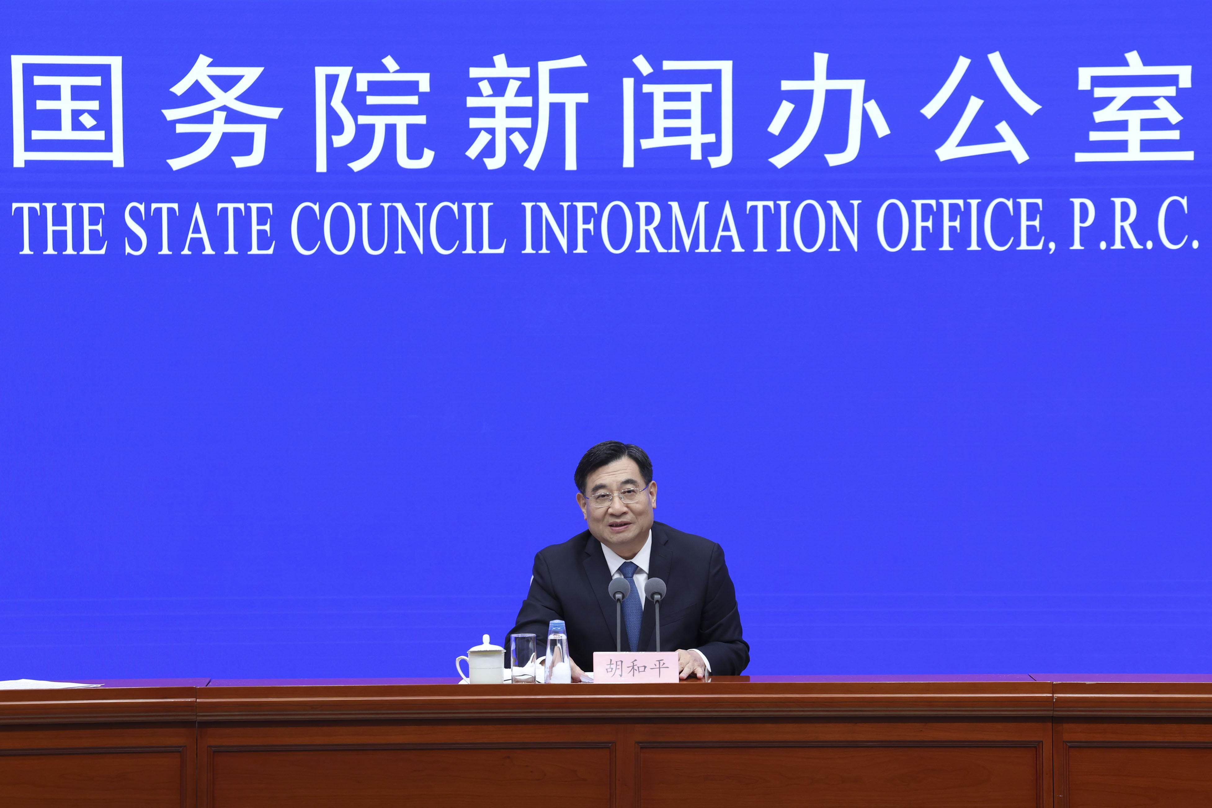 6月24日，国务院新闻办公室举行新闻发布会，中央宣传部分管日常工作的副部长胡和平，阅兵领导小组办公室副主任、中央军委联合参谋部作战局少将副局长吴泽棵介绍中国人民抗日战争暨世界反法西斯战争胜利80周年纪念活动总体安排，并答记者问。这是胡和平在介绍情况。图/新华社