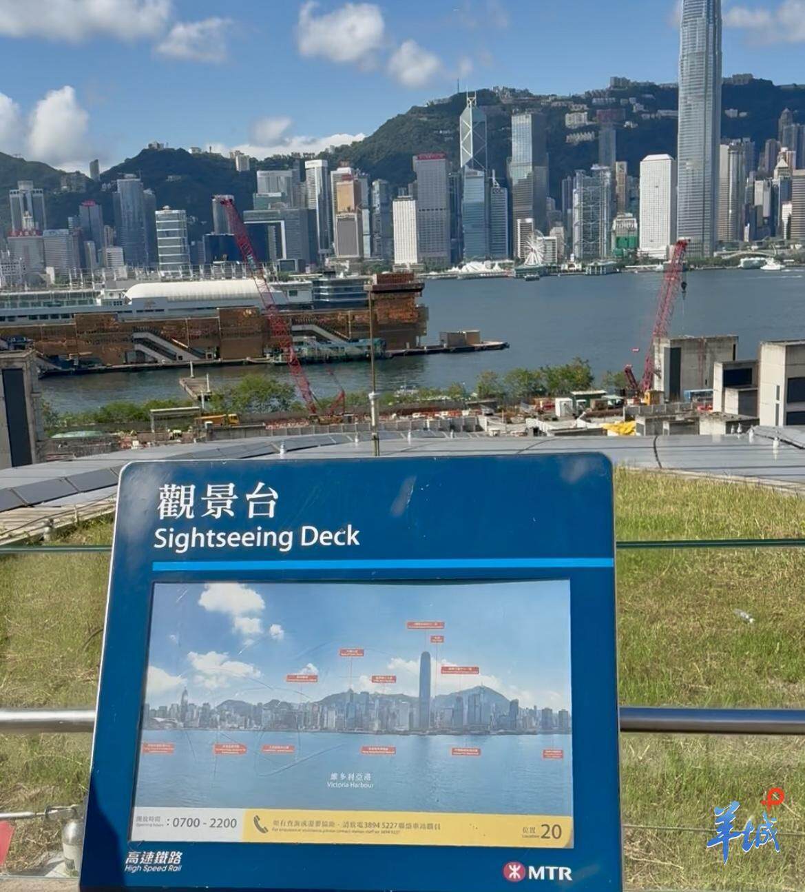 香港西九龙高铁站，观景平台方便旅客打卡
