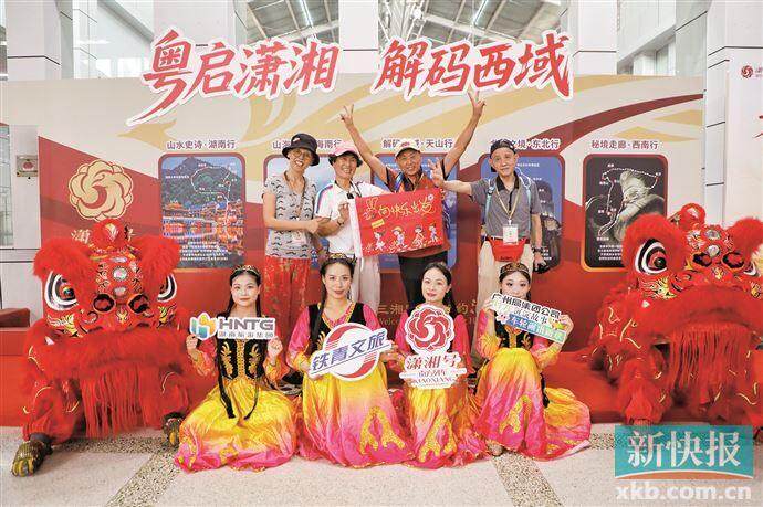 ■“潇湘号”的首批乘客中，多是60岁以上的长者。