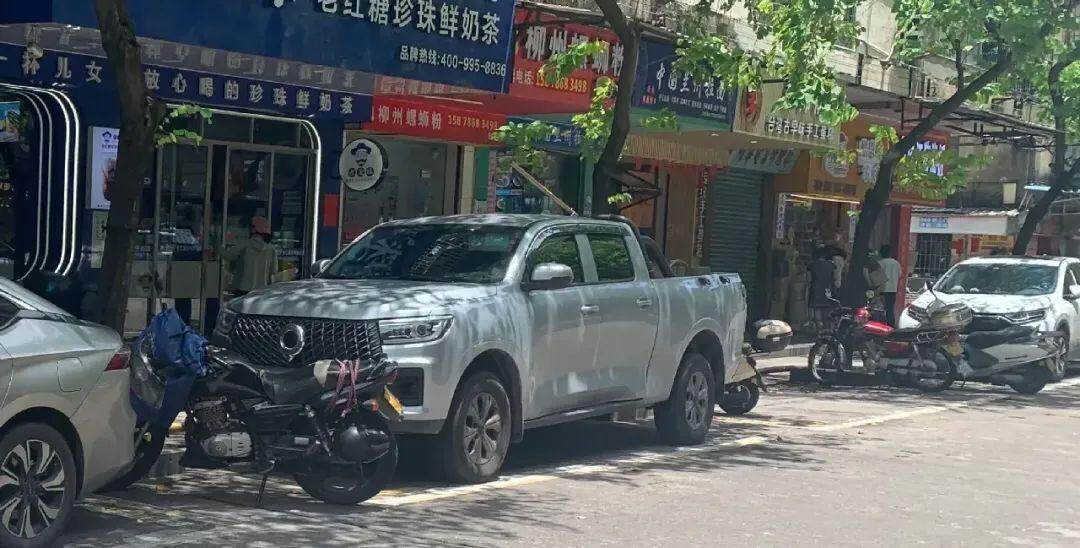 蓬江区某路段，不少摩托车占用小车车位。图/记者陈卓栋摄