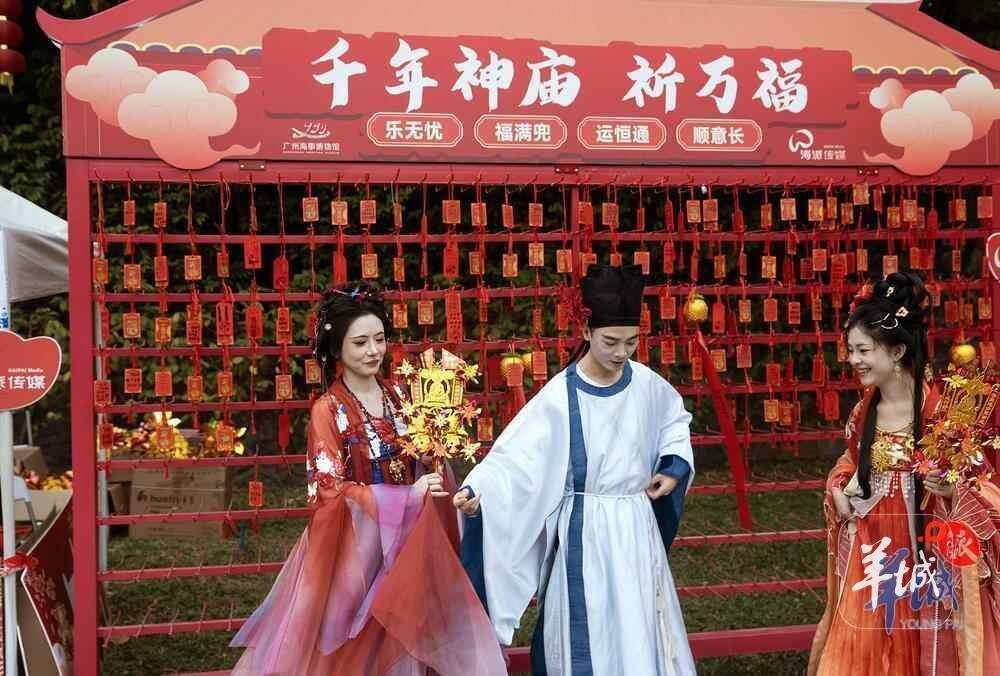 “波罗诞”庙会有丰富活动。羊城晚报记者 邓勃 摄 “波罗诞”庙会有丰富活动。羊城晚报记者 邓勃 摄