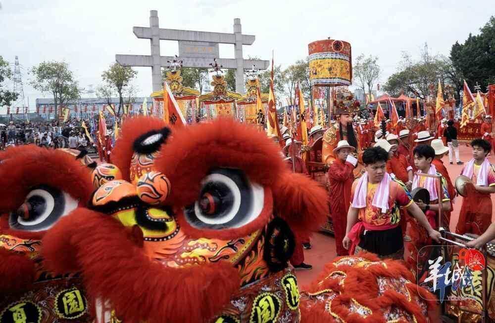 舞龙舞狮等民间艺术表演轮番登场。羊城晚报记者 邓勃 摄 舞龙舞狮等民间艺术表演轮番登场。羊城晚报记者 邓勃 摄