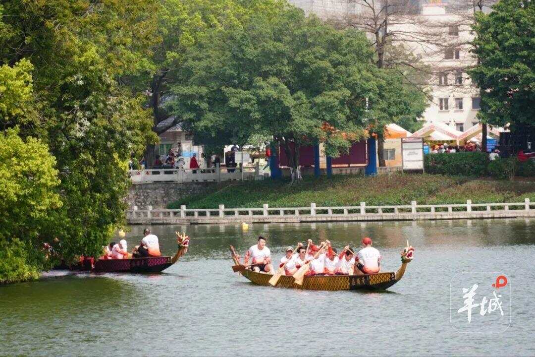 龙船朝王。通讯员提供