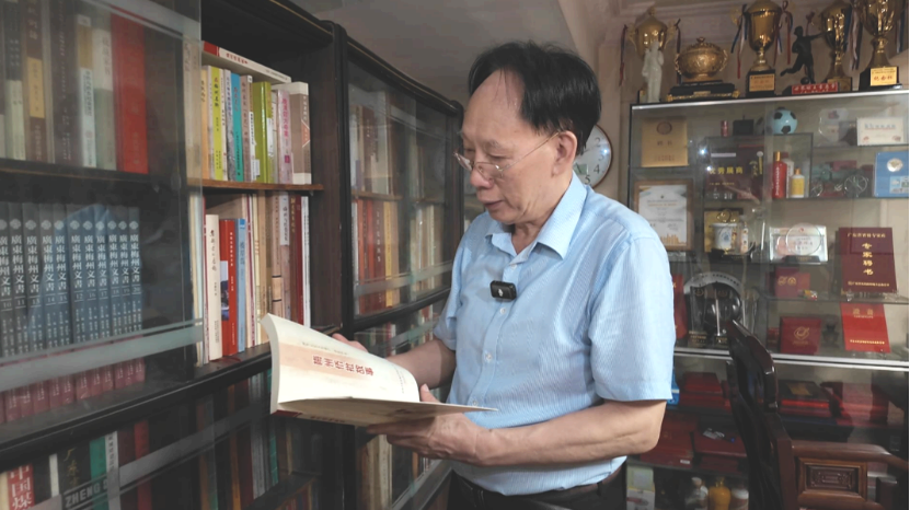  馆长魏金华